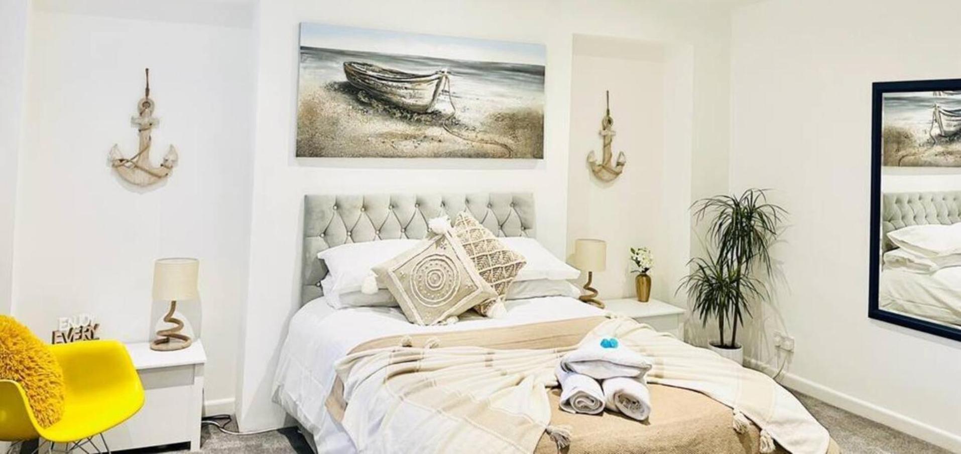 Stunning 3 Double Bedroom Beach Front Apartment Portsmouth Exterior photo