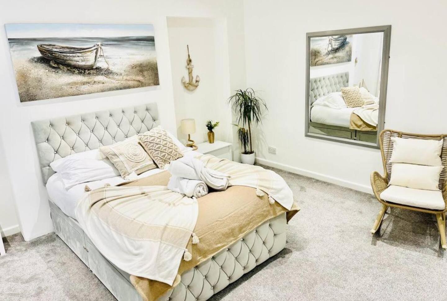 Stunning 3 Double Bedroom Beach Front Apartment Portsmouth Exterior photo