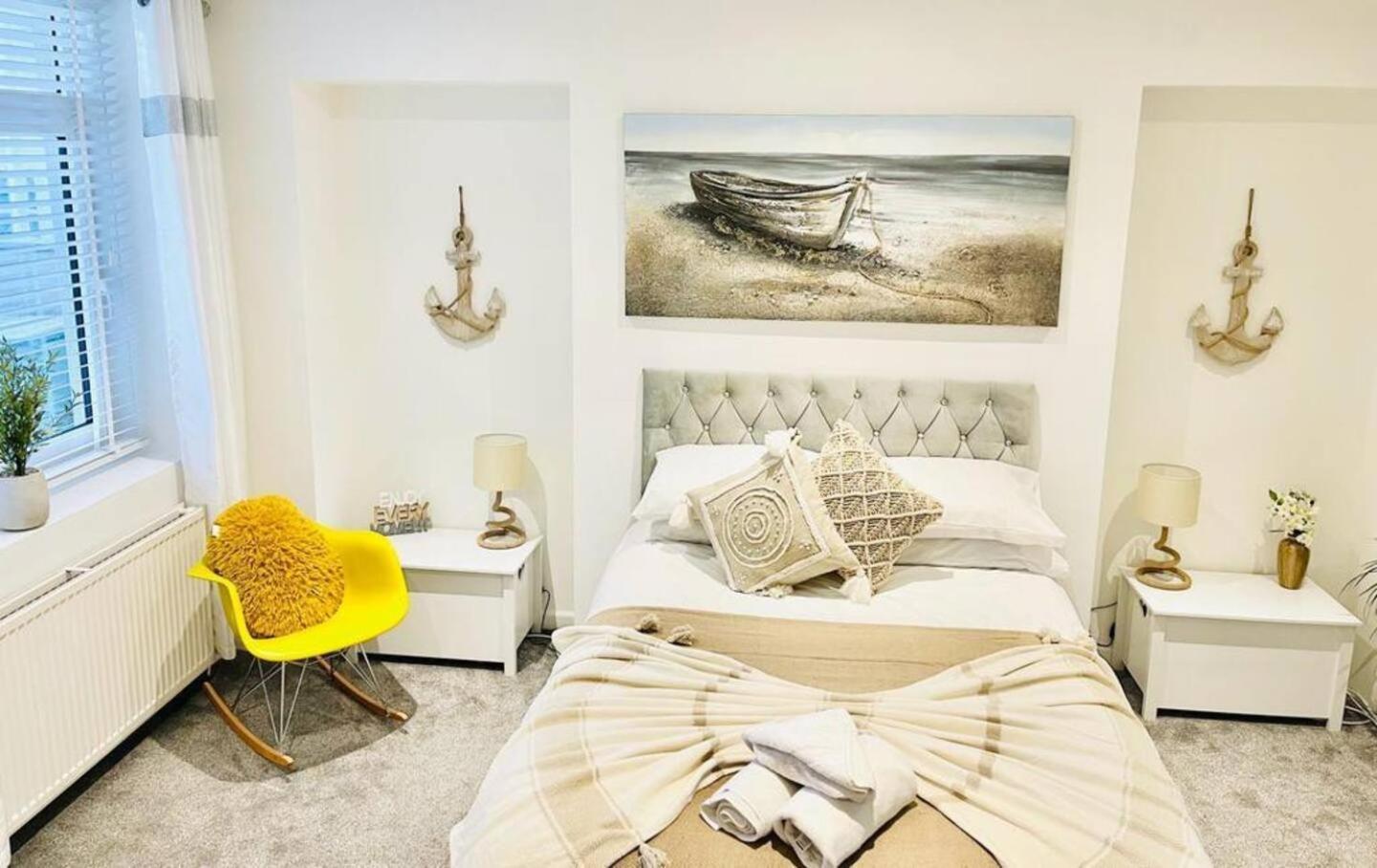 Stunning 3 Double Bedroom Beach Front Apartment Portsmouth Exterior photo