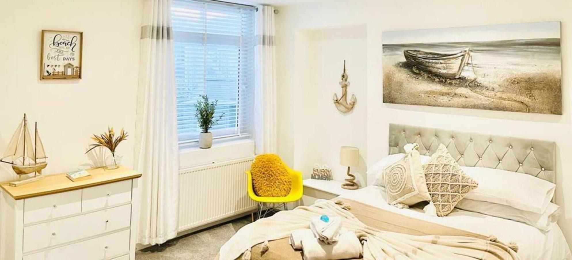 Stunning 3 Double Bedroom Beach Front Apartment Portsmouth Exterior photo