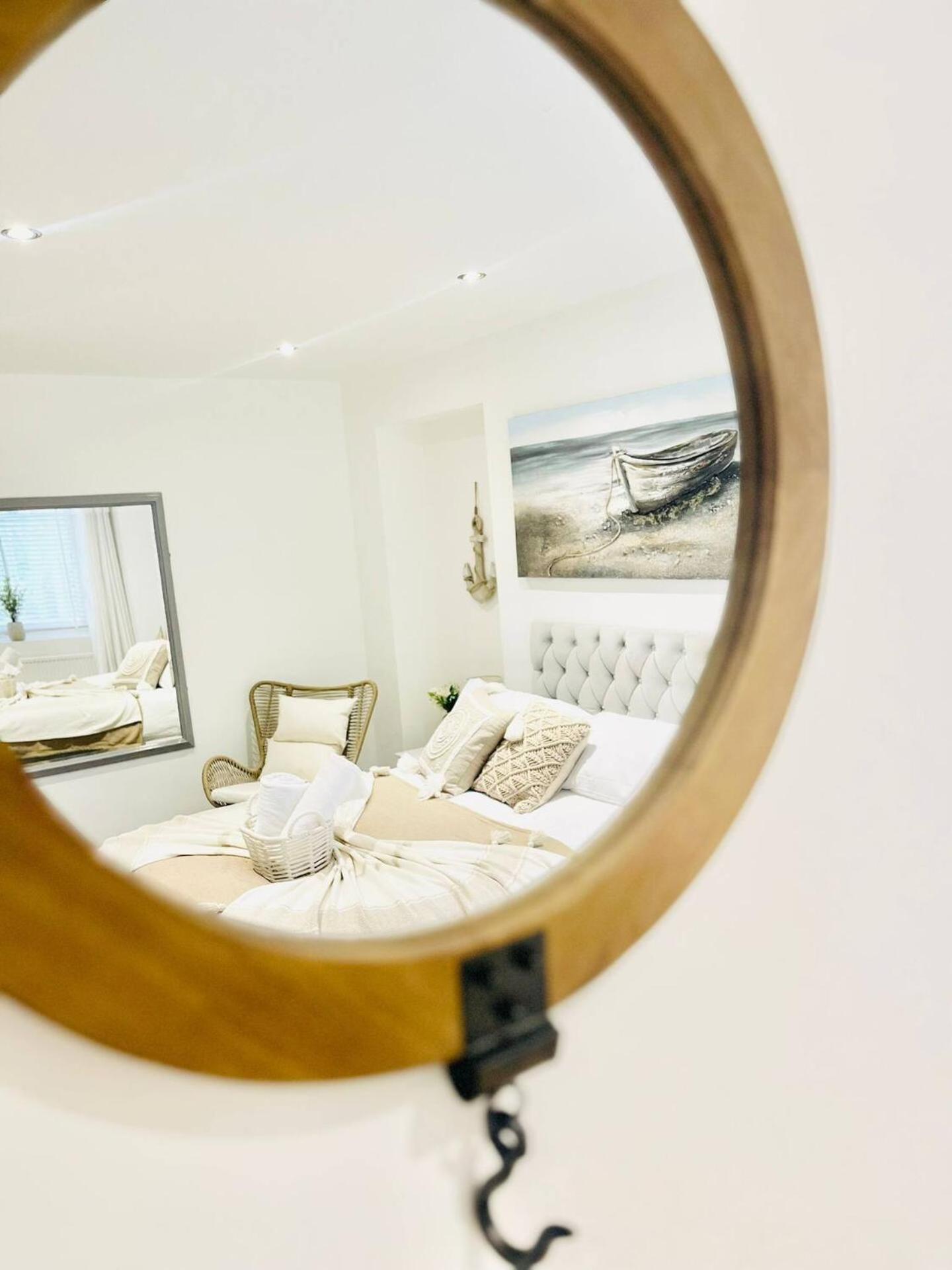Stunning 3 Double Bedroom Beach Front Apartment Portsmouth Exterior photo