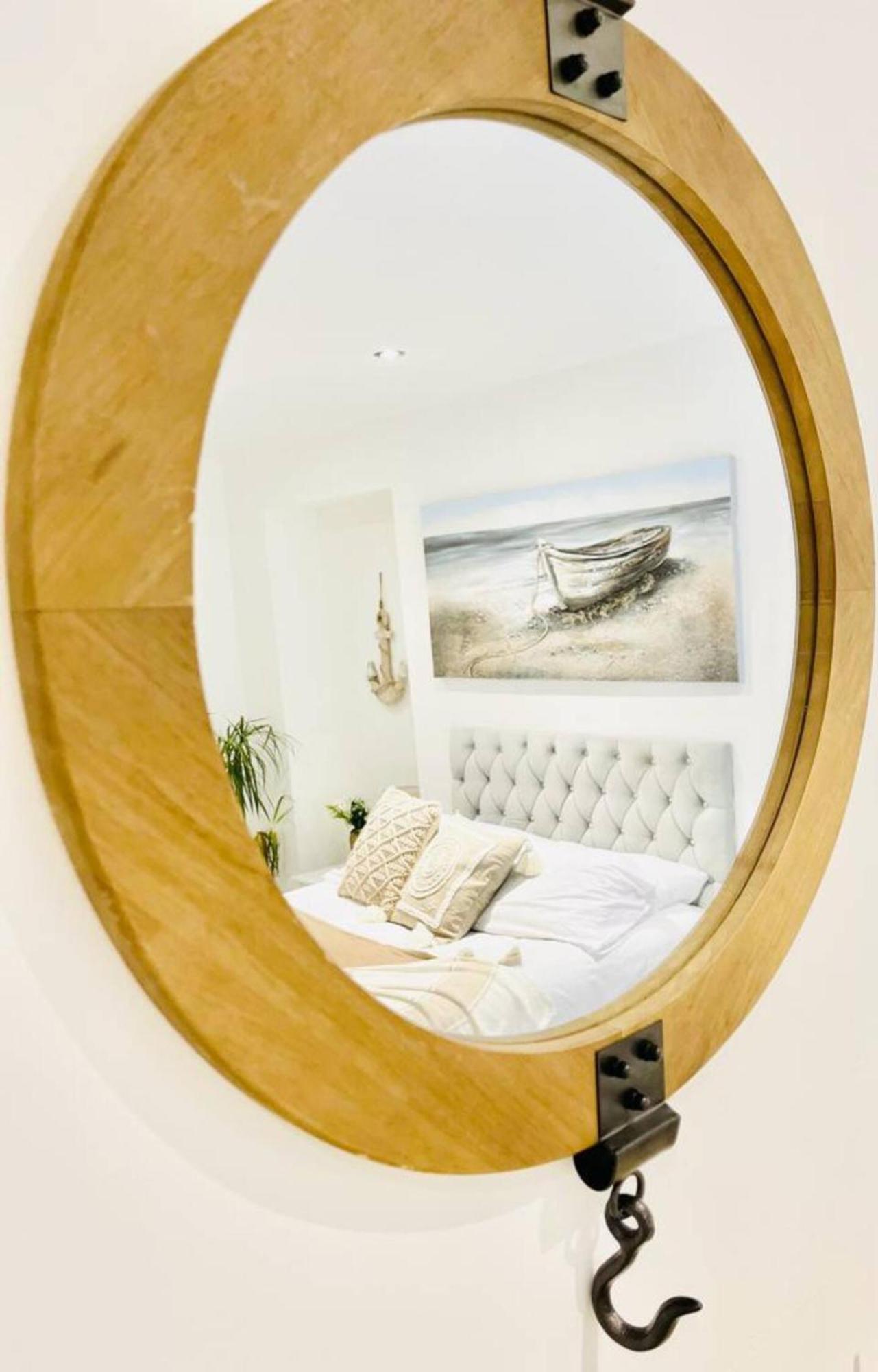 Stunning 3 Double Bedroom Beach Front Apartment Portsmouth Exterior photo
